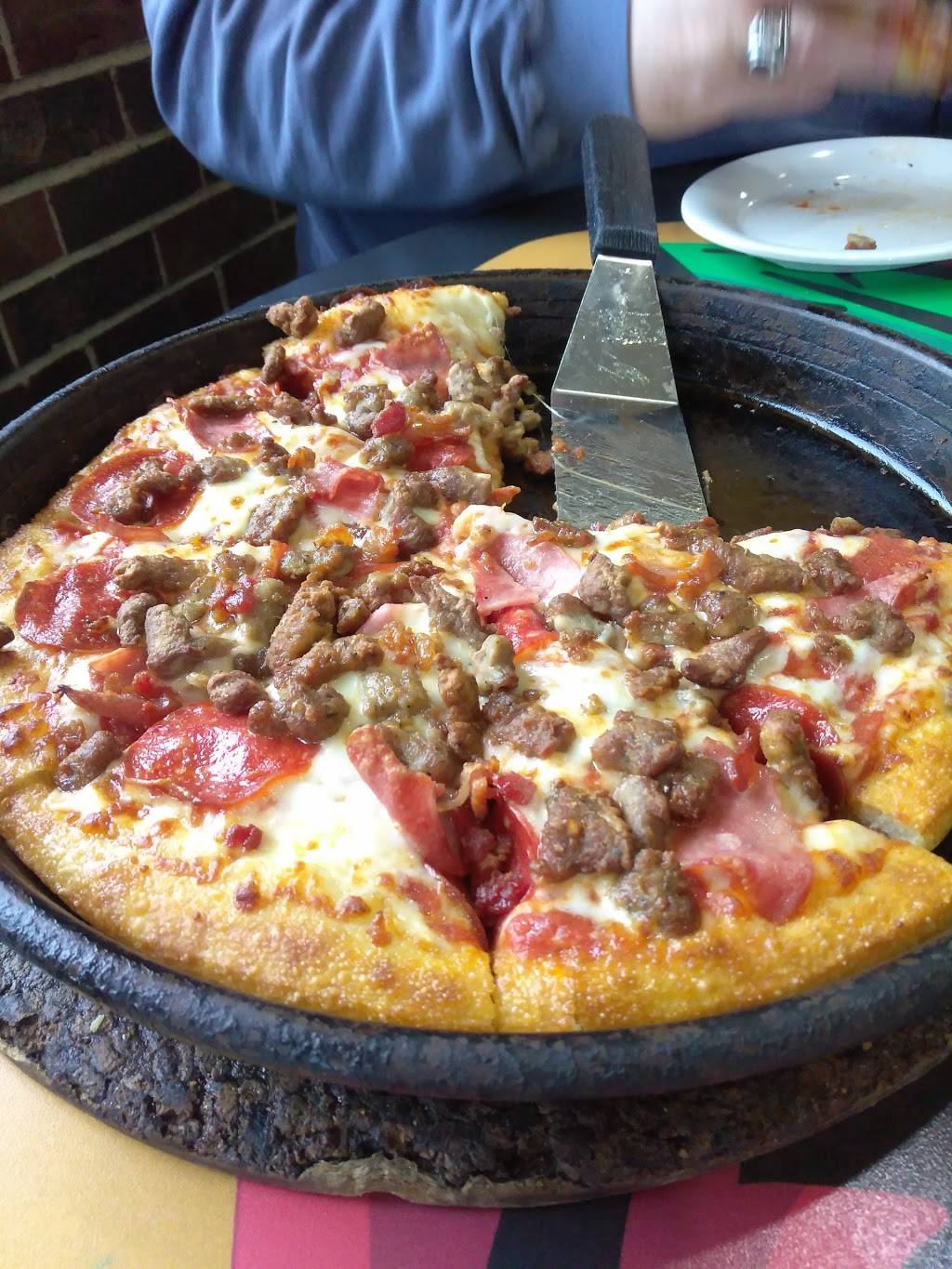 Pizza Hut | meal takeaway | 2941 S Telegraph Rd, Dearborn, MI 48124, USA | 3135620549 OR +1 313-562-0549