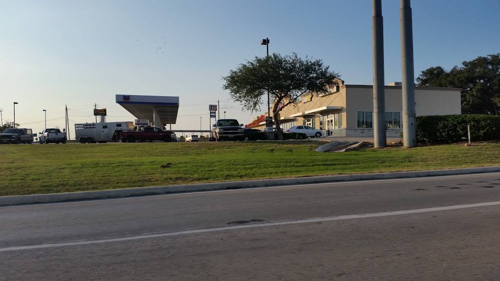 Subway Restaurants | restaurant | 175 I-35, Devine, TX 78016, USA | 8306639210 OR +1 830-663-9210