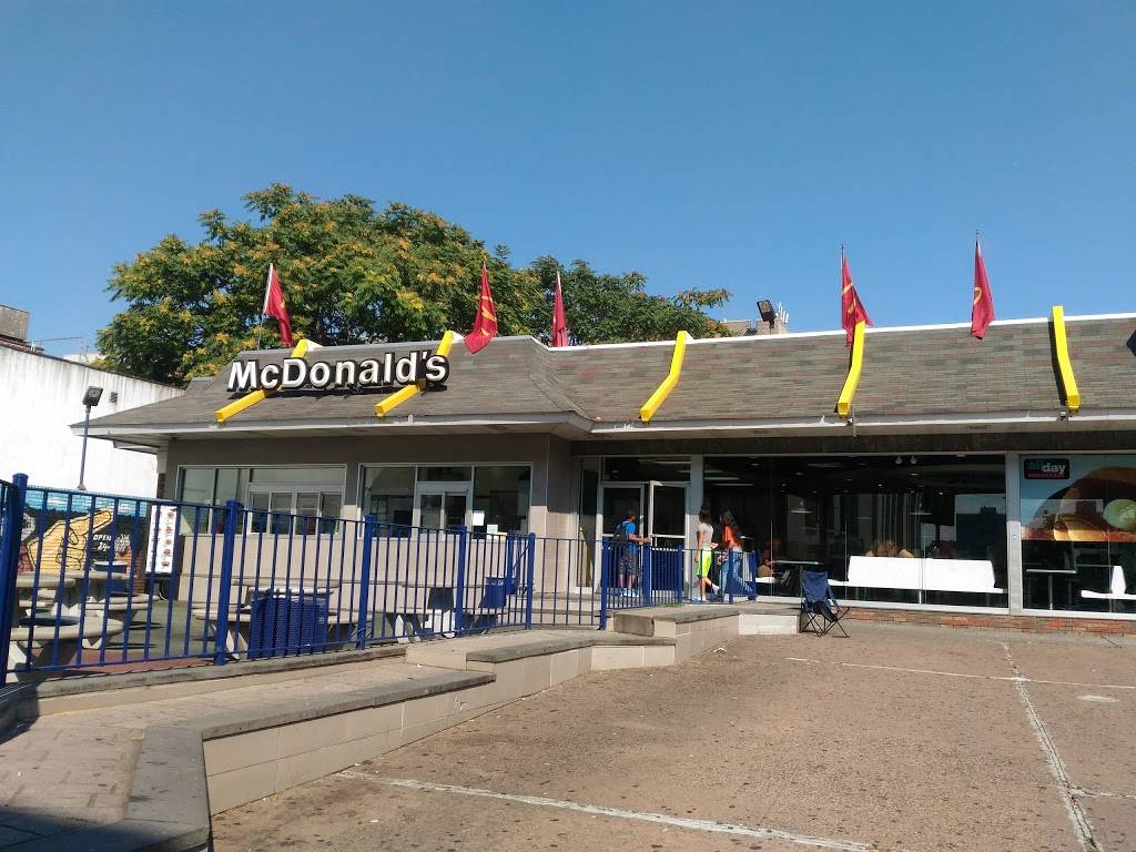 McDonalds | cafe | 51-67 E 161st St, Bronx, NY 10451, USA | 7185901990 OR +1 718-590-1990
