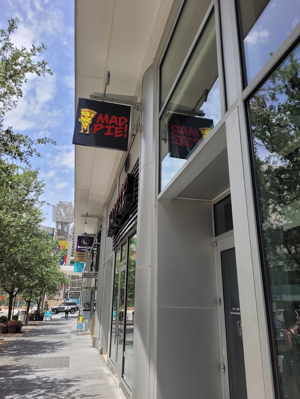 Mad pie | restaurant | 2420 Victory Ave, Dallas, TX 75219, USA | 2142380619 OR +1 214-238-0619