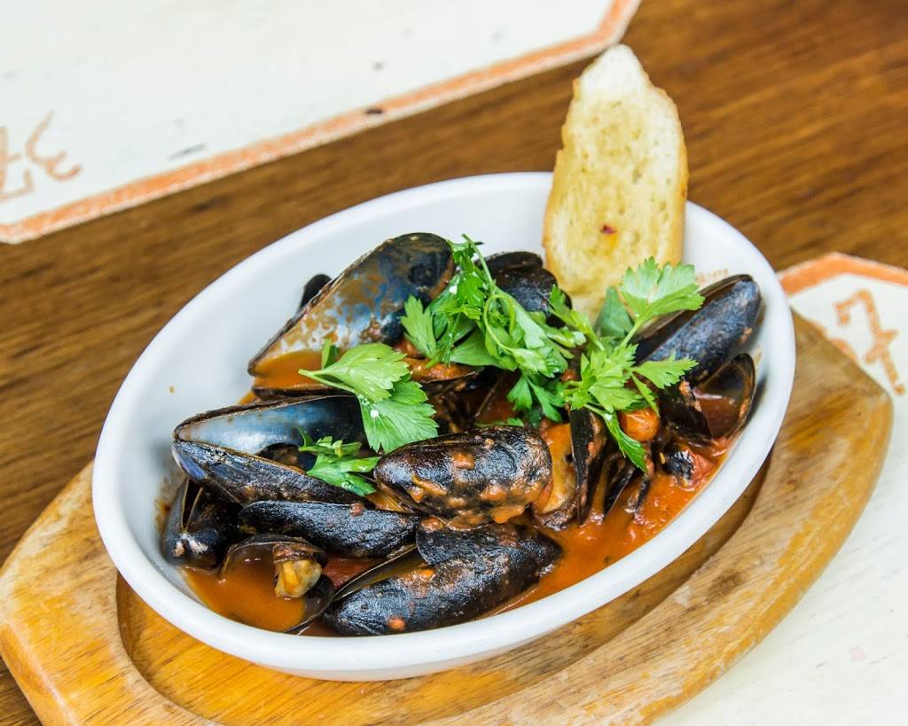 Fiorellas Italian Kitchen | restaurant | 152 National Plaza, Oxon Hill, MD 20745, USA | 3018391811 OR +1 301-839-1811