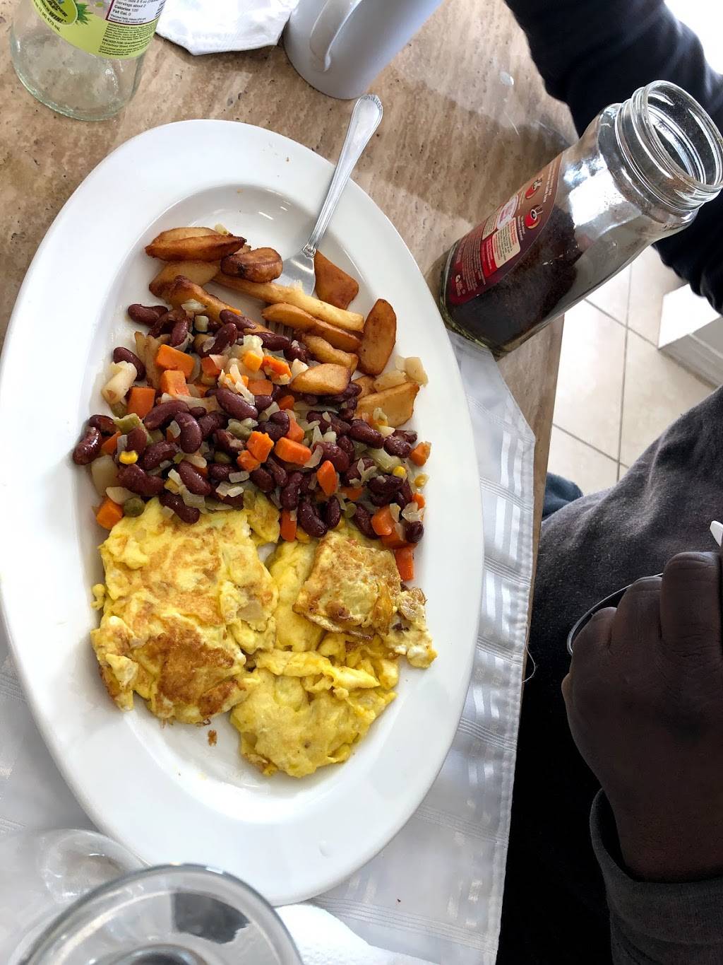 Sonias Kitchen | restaurant | 6451 Grays Ave, Philadelphia, PA 19142, USA | 2159216591 OR +1 215-921-6591