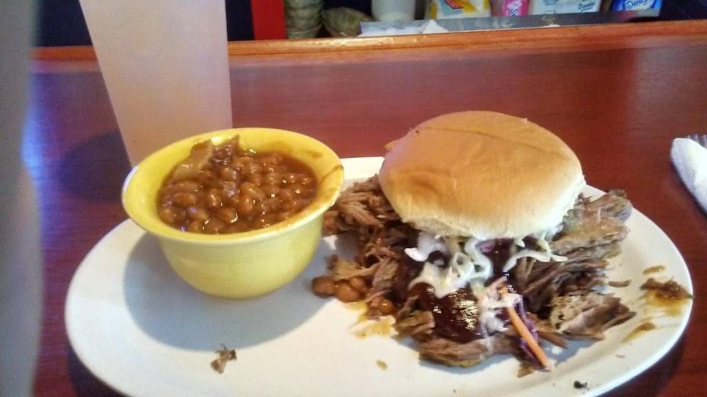 Red, White & Blue, BBQ & Fish | restaurant | 105 E Franklin Ave, Sesser, IL 62884, USA | 6186256227 OR +1 618-625-6227