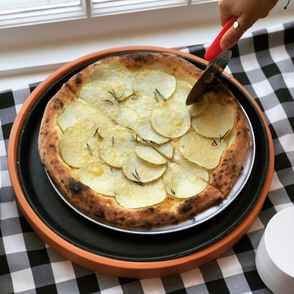 Pizzeria Gemelle | meal takeaway | 2 E Chestnut St, Nantucket, MA 02554, USA | 5089015958 OR +1 508-901-5958