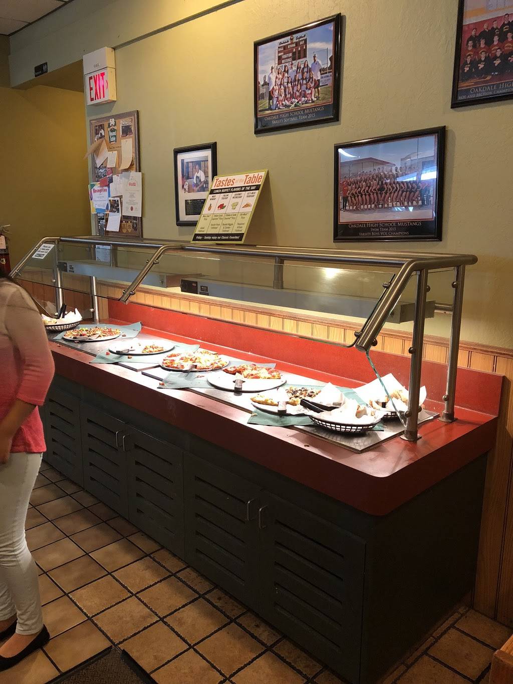 Round Table Pizza | meal delivery | 1449 E F St, Oakdale, CA 95361, USA | 2098472296 OR +1 209-847-2296