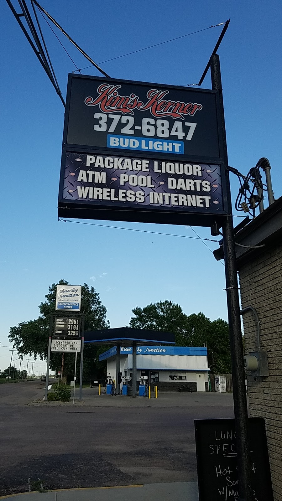 Kims Korner Bar & Grill | restaurant | 101 S Main St, Worthing, SD 57077, USA | 6053726847 OR +1 605-372-6847