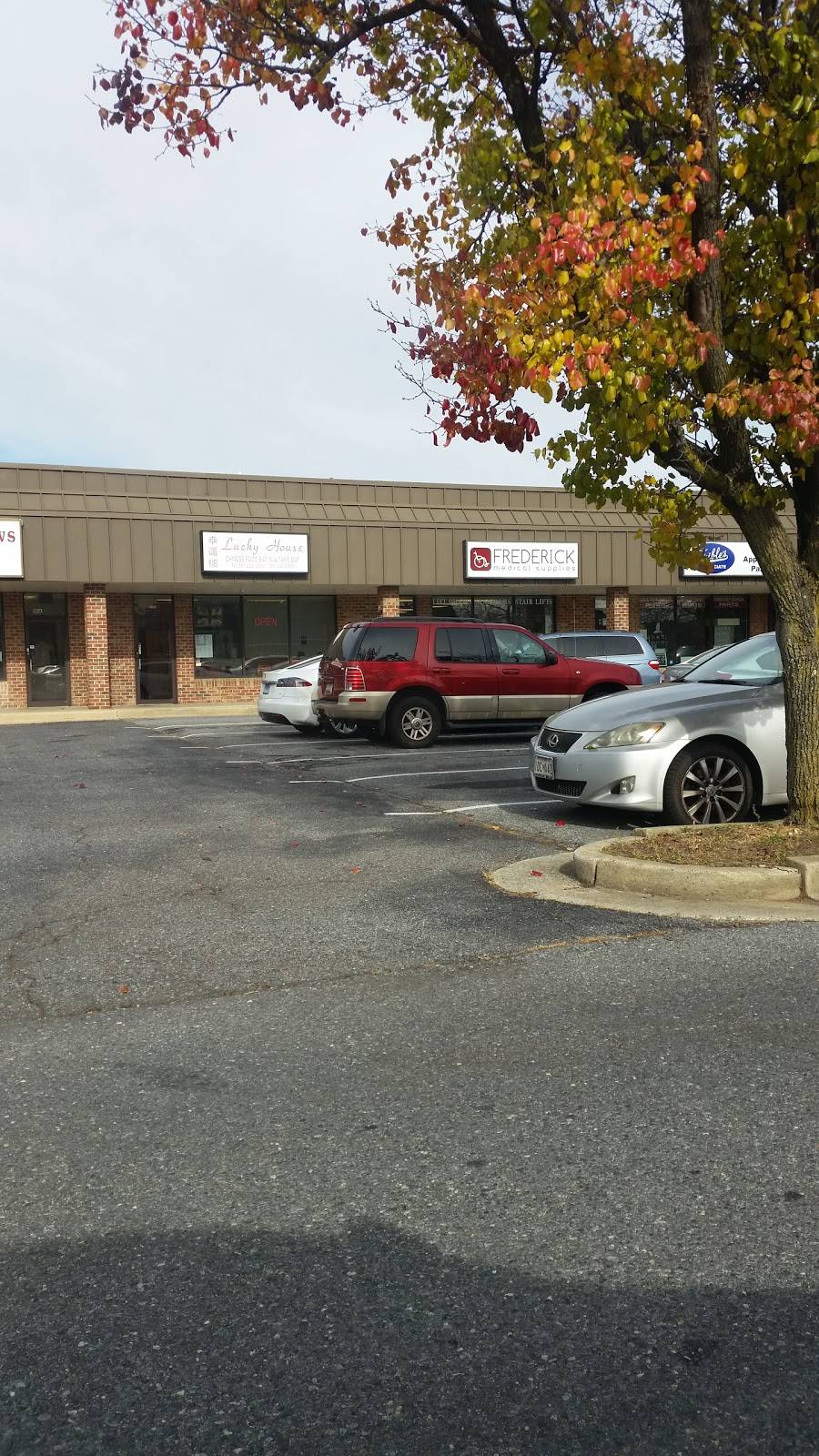 Lucky House | restaurant | 179 Thomas Johnson Dr, Frederick, MD 21702, USA | 3012283880 OR +1 301-228-3880