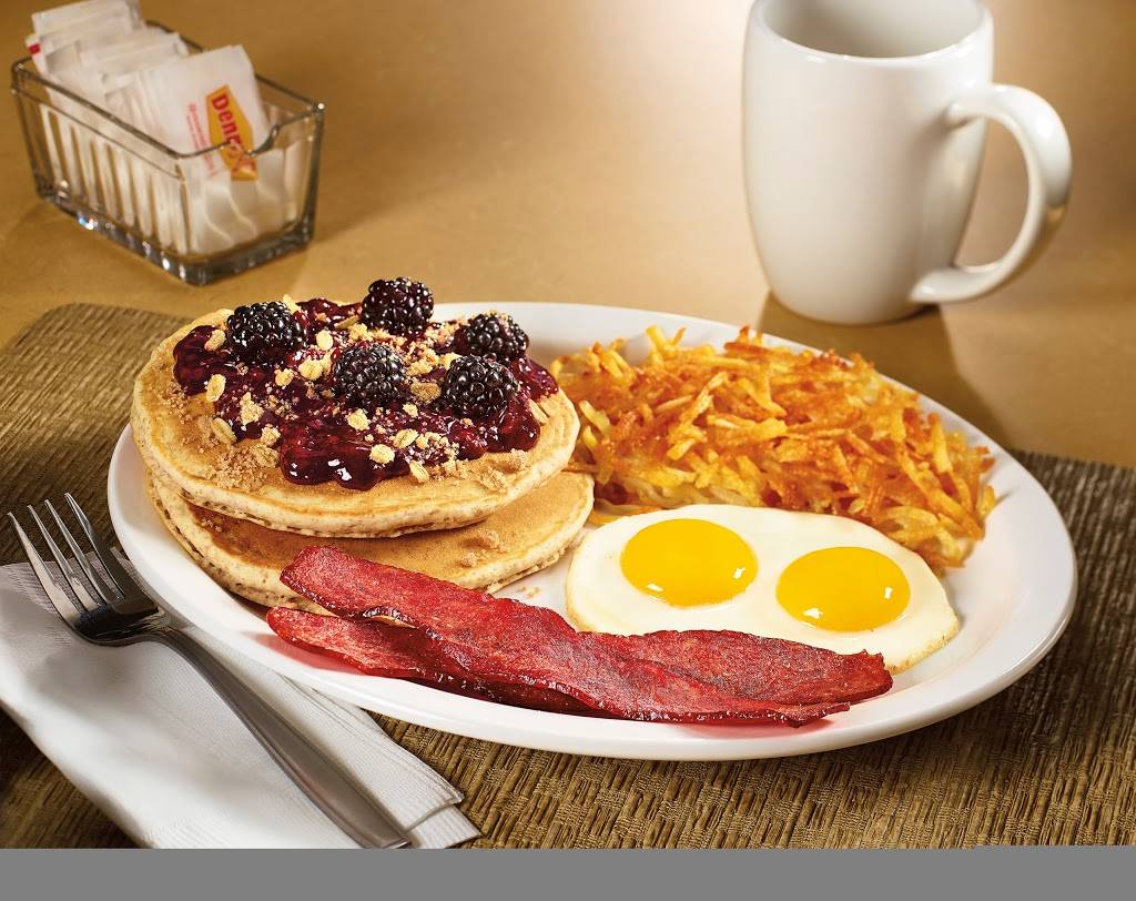 The DEN by Dennys | restaurant | 11377 Bellflower Rd, Cleveland, OH 44106, USA | 2163680634 OR +1 216-368-0634