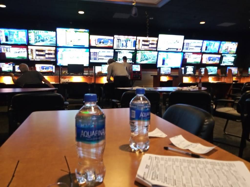 Club Hawthorne Peoria | restaurant | 3225 N Dries Ln, Peoria, IL 61604, USA | 3098320671 OR +1 309-832-0671