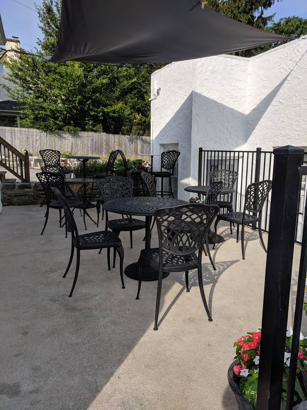 Gladwyne Lunch Box | meal takeaway | 951 Youngs Ford Rd, Gladwyne, PA 19035, USA | 6106429608 OR +1 610-642-9608