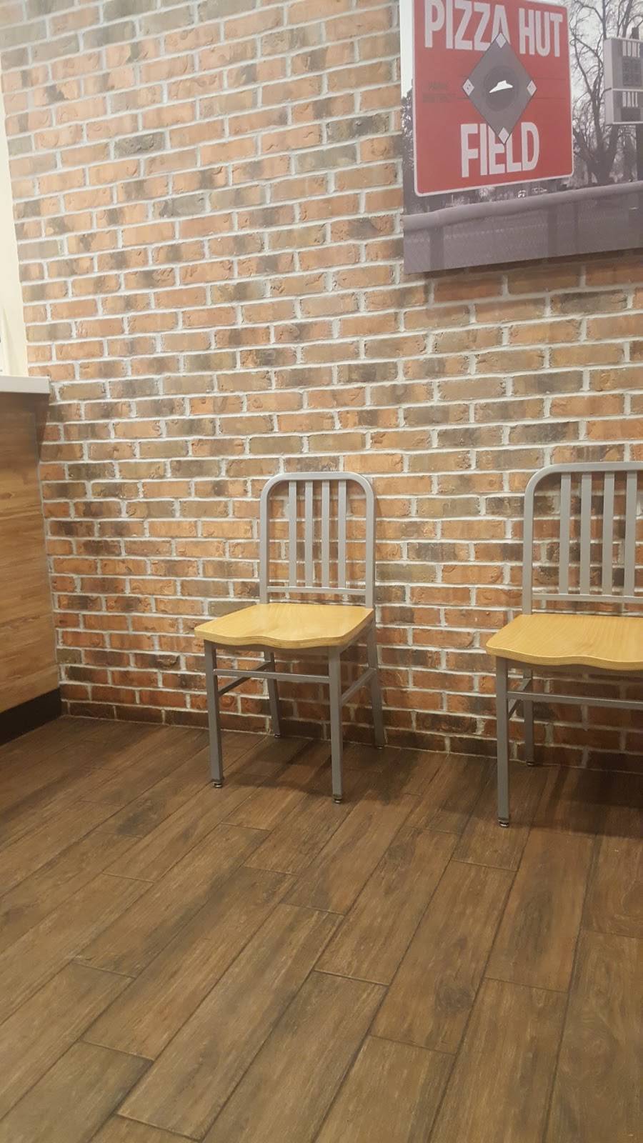 Pizza Hut | restaurant | 3748 N Main St, Rockford, IL 61103, USA | 8159633960 OR +1 815-963-3960