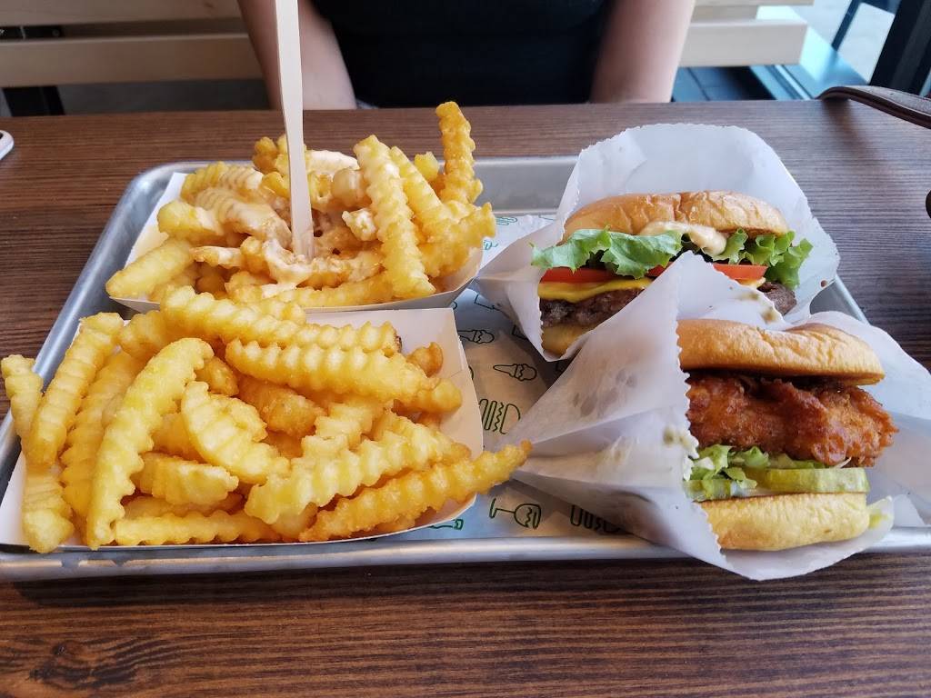 Shake Shack | restaurant | Heartland Village, Staten Island, NY 10314, USA | 9295290513 OR +1 929-529-0513