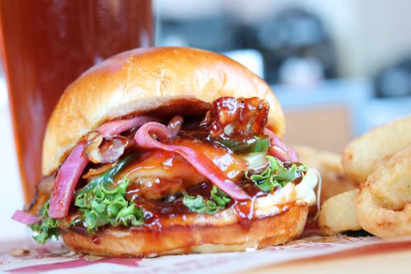 Bagger Daves Burger Tavern - Cascade | restaurant | 2817 Kraft Ave SE, Grand Rapids, MI 49512, USA | 6169774349 OR +1 616-977-4349