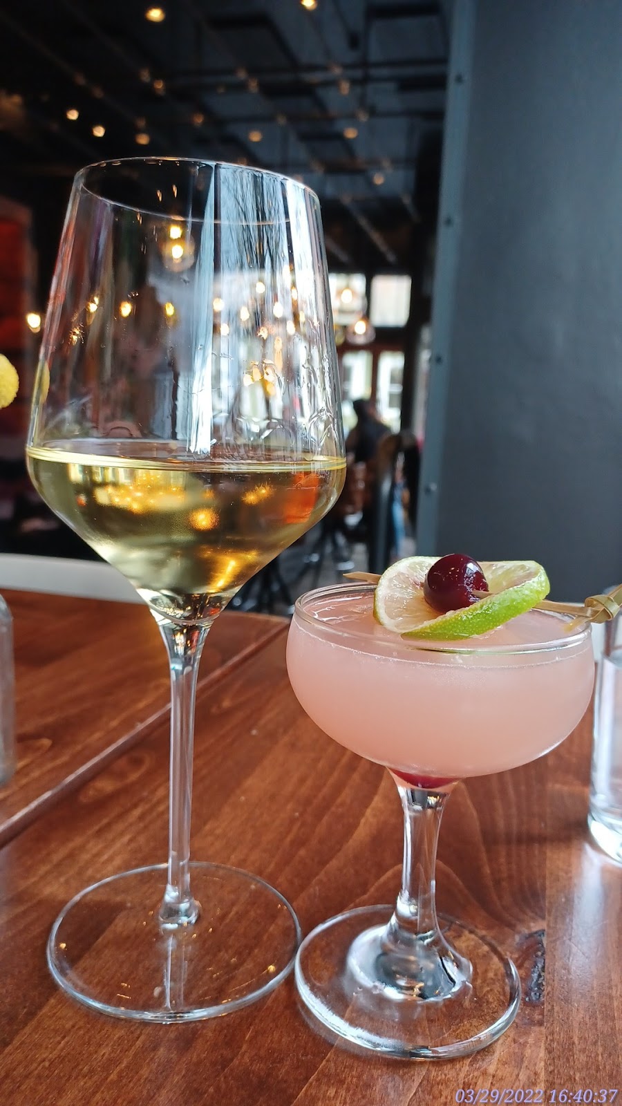 The Fireside | restaurant | 801 NW 23rd Ave, Portland, OR 97210, USA | 5034779505 OR +1 503-477-9505