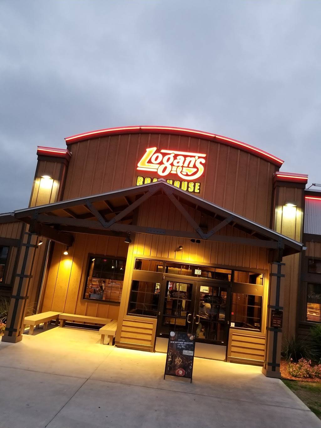 Logans Roadhouse | restaurant | 92 NE Interstate 410 Loop, San Antonio, TX 78216, USA | 2103486405 OR +1 210-348-6405