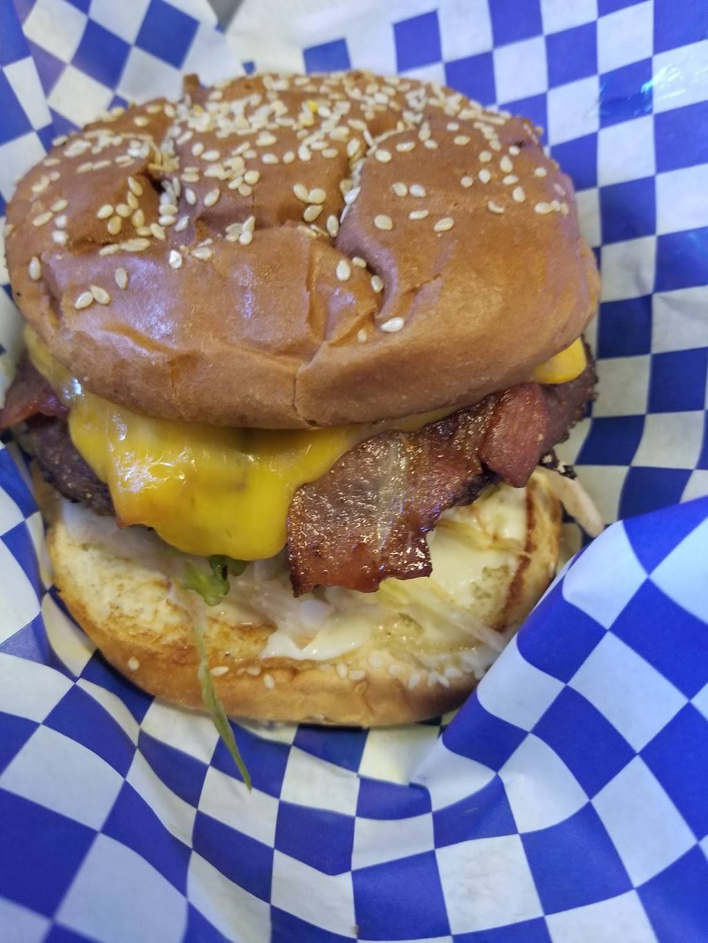 Maggies Hamburgers | restaurant | 700 Benicia Rd, Vallejo, CA 94591, USA | 7076439149 OR +1 707-643-9149