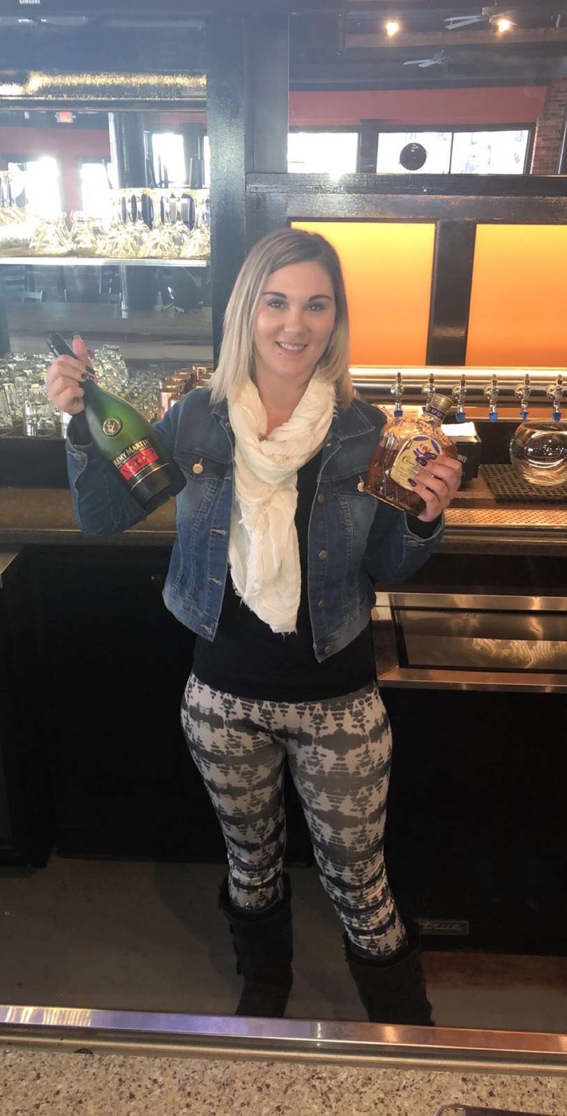 V.I.Ps Corner Bar & Grill | restaurant | 425 15th St, Moline, IL 61265, USA | 3097571331 OR +1 309-757-1331