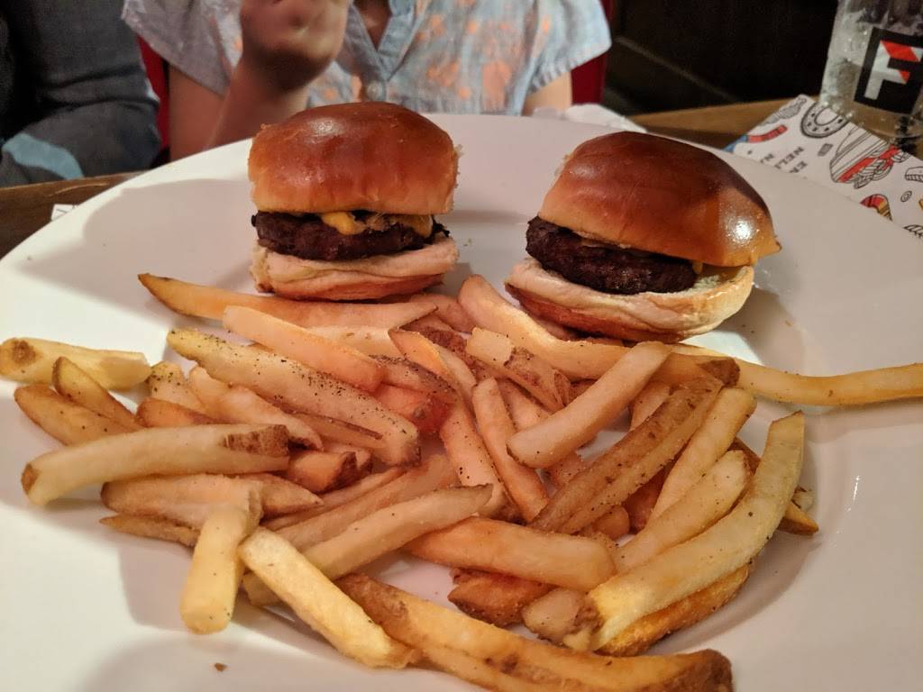 TGI Fridays | restaurant | 13499 US-41, Fort Myers, FL 33907, USA | 2394892401 OR +1 239-489-2401