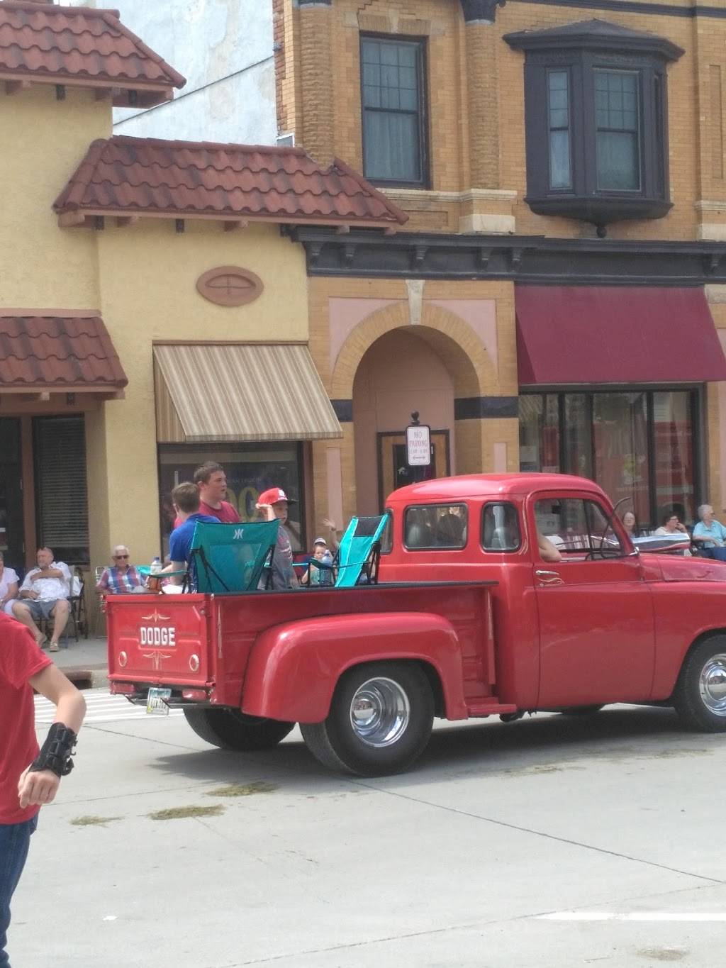 Friends Bar & Grill | restaurant | 133 N Elm St, Avoca, IA 51521, USA | 7123076474 OR +1 712-307-6474