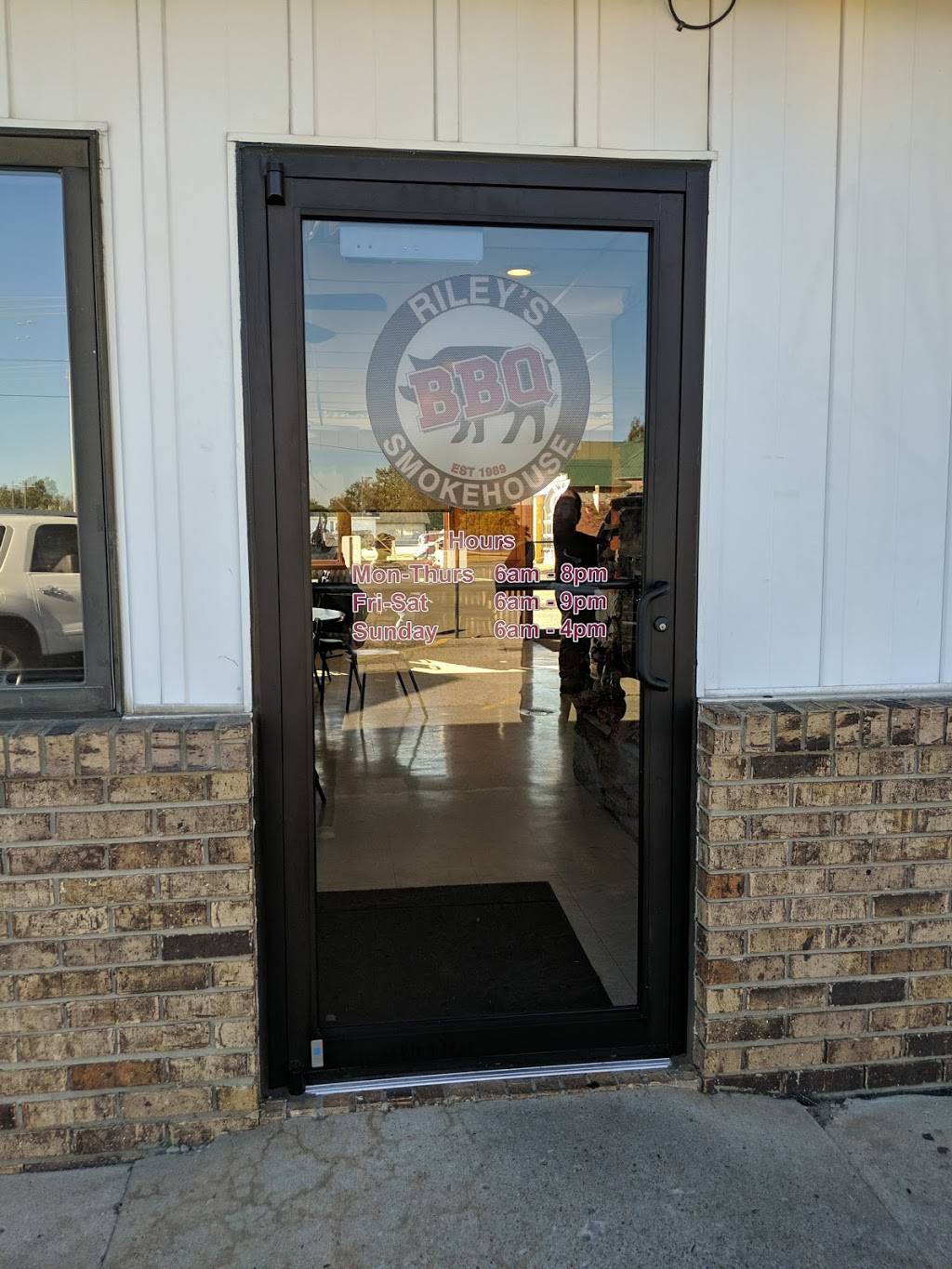 Rileys Smokehouse | restaurant | 906 E Deyoung St, Marion, IL 62959, USA | 6189971369 OR +1 618-997-1369