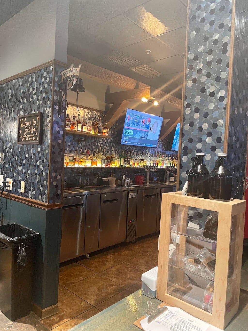 Spliffs Gastropub Bayard | restaurant | 14985 Old St Augustine Rd #108, Jacksonville, FL 32258, USA | 9043790636 OR +1 904-379-0636