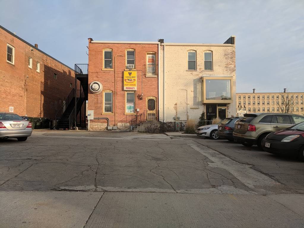 Pasquales International Cafe | restaurant | 305 Main Ave, De Pere, WI 54115, USA | 9203363330 OR +1 920-336-3330