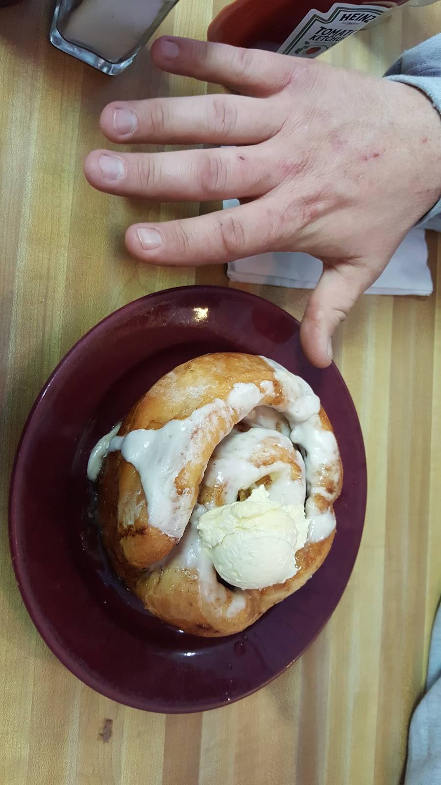 Mollies Kountry Kitchen | restaurant | 21851 CA-18, Apple Valley, CA 92307, USA | 7602406130 OR +1 760-240-6130