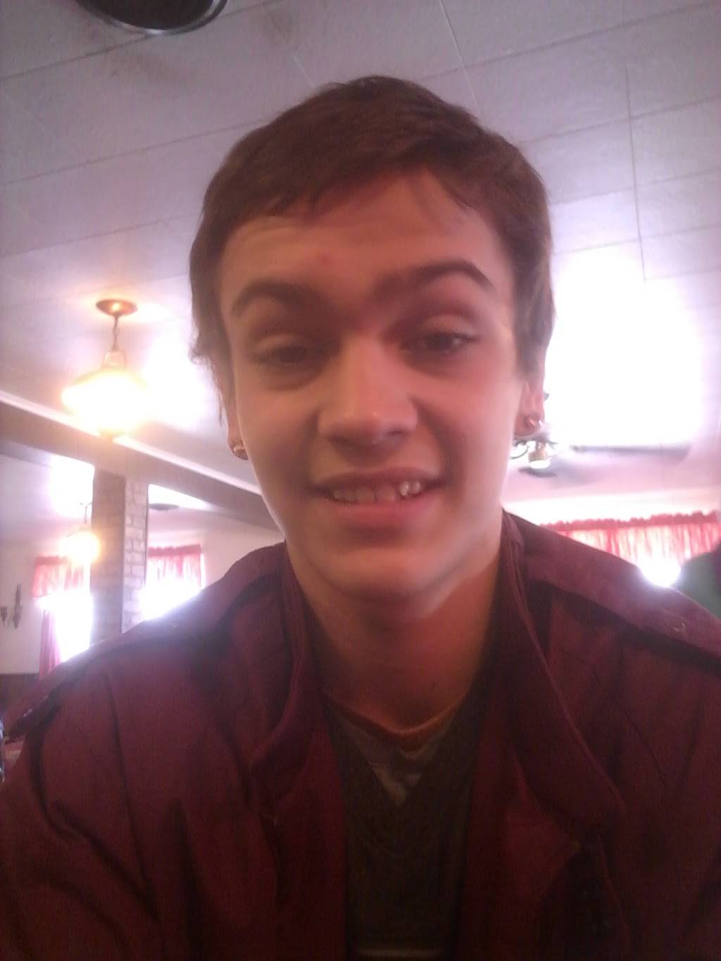 Dee-Lux Diner | restaurant | 700 S Central Ave, Roxana, IL 62084, USA | 6182547115 OR +1 618-254-7115