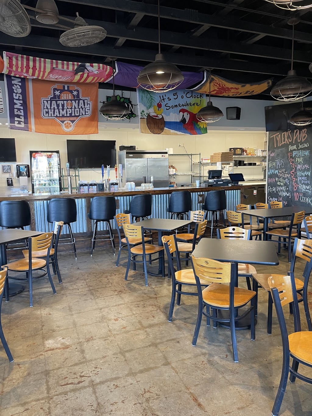 Tylers Pub at the Pier | restaurant | 440 Edinburgh Way, Seneca, SC 29678, USA | 8649739546 OR +1 864-973-9546