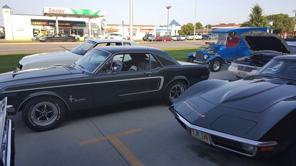 The Garage Sports Bar & Grill | restaurant | 5551 S 48th St, Lincoln, NE 68516, USA | 4024232996 OR +1 402-423-2996