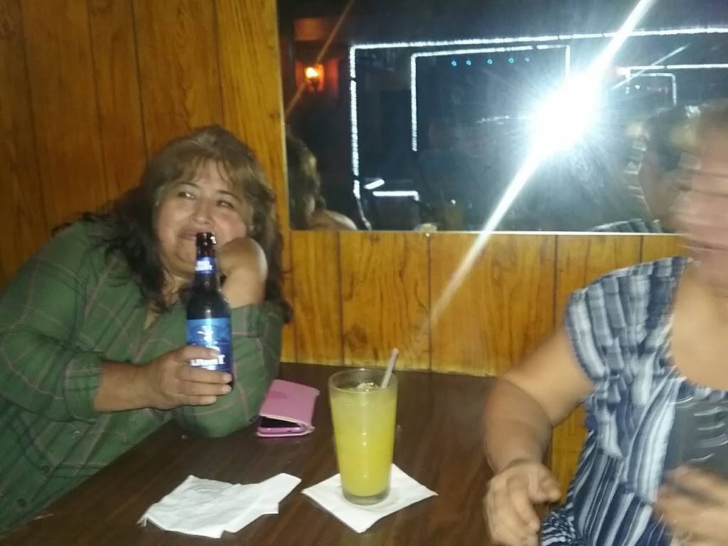 T Js Tavern | restaurant | 104 Kennedy St, Willis, TX 77378, USA | 9368567758 OR +1 936-856-7758