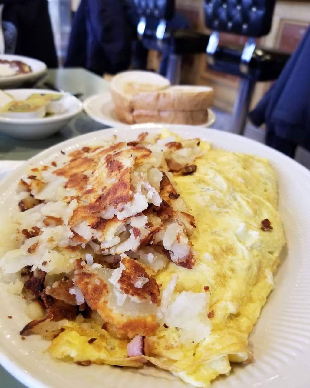 Louies Ham & Corned Beef | restaurant | 165 S Main St, Mt Clemens, MI 48043, USA | 5864636668 OR +1 586-463-6668