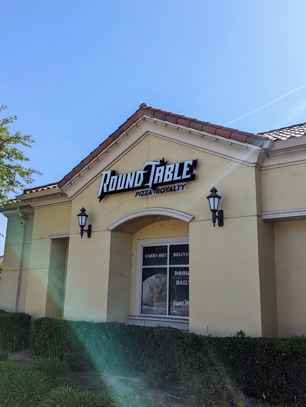 Round Table Pizza | restaurant | 1512 E Champlain Dr Suite 107, Fresno, CA 93720, USA | 5594493125 OR +1 559-449-3125