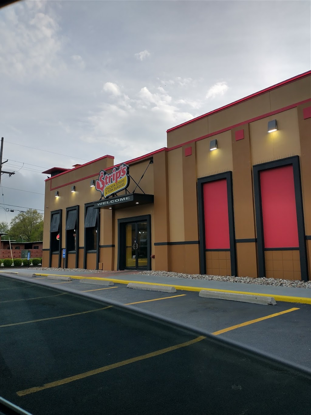 Strips Chicken | restaurant | 420 W 85th St, Kansas City, MO 64114, USA | 8164923797 OR +1 816-492-3797