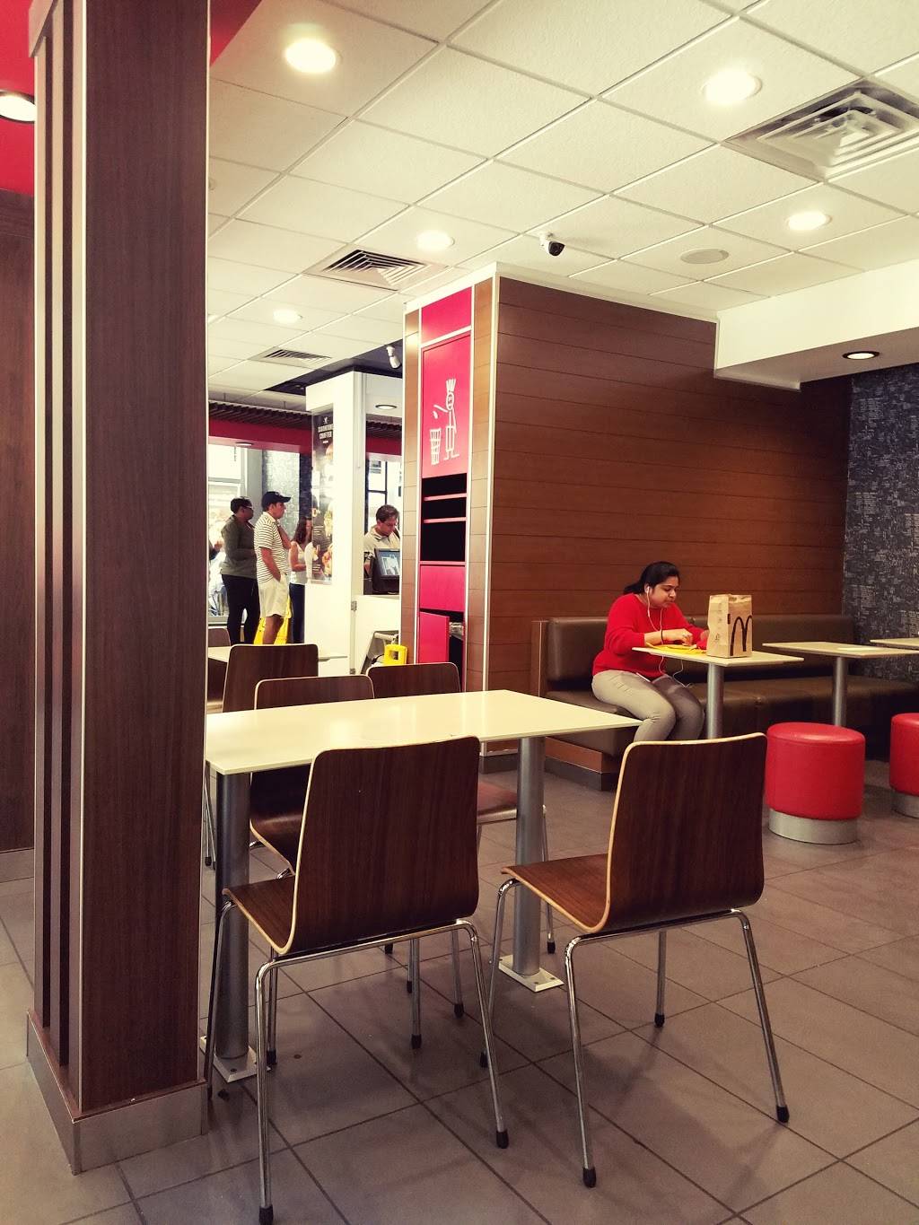 McDonalds | cafe | 111 Jackson Blvd, Chicago, IL 60604, USA | 3129221648 OR +1 312-922-1648