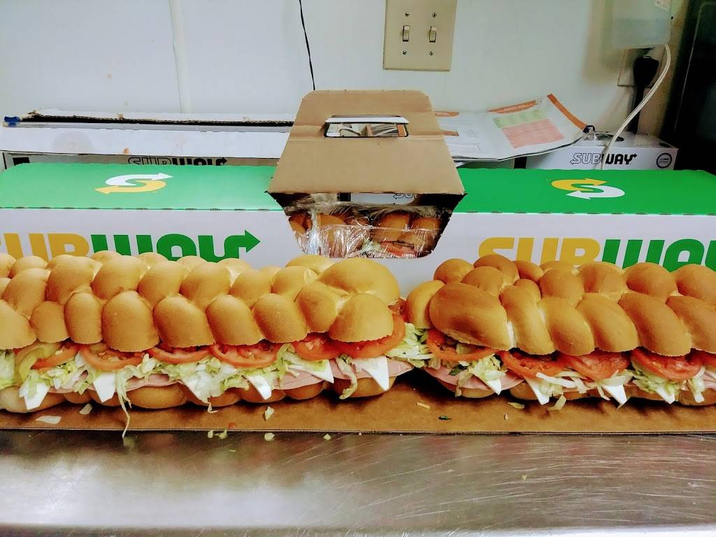 Subway Restaurants | restaurant | 3949 Mid Rivers Mall Dr, St Peters, MO 63376, USA | 6369222686 OR +1 636-922-2686