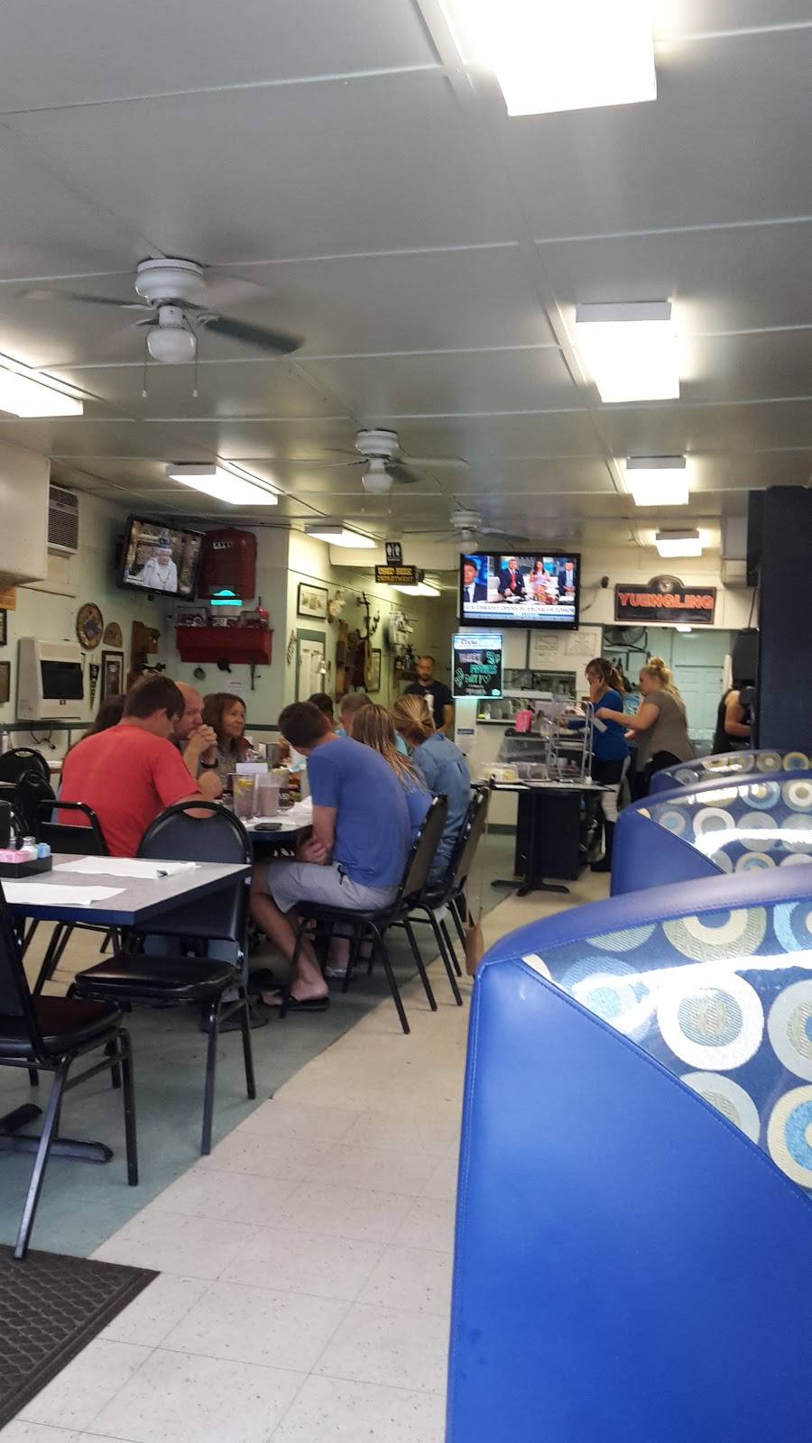 Mom & Pops Family Restaurant | restaurant | 103 S Main St, Hurlock, MD 21643, USA | 4109430222 OR +1 410-943-0222