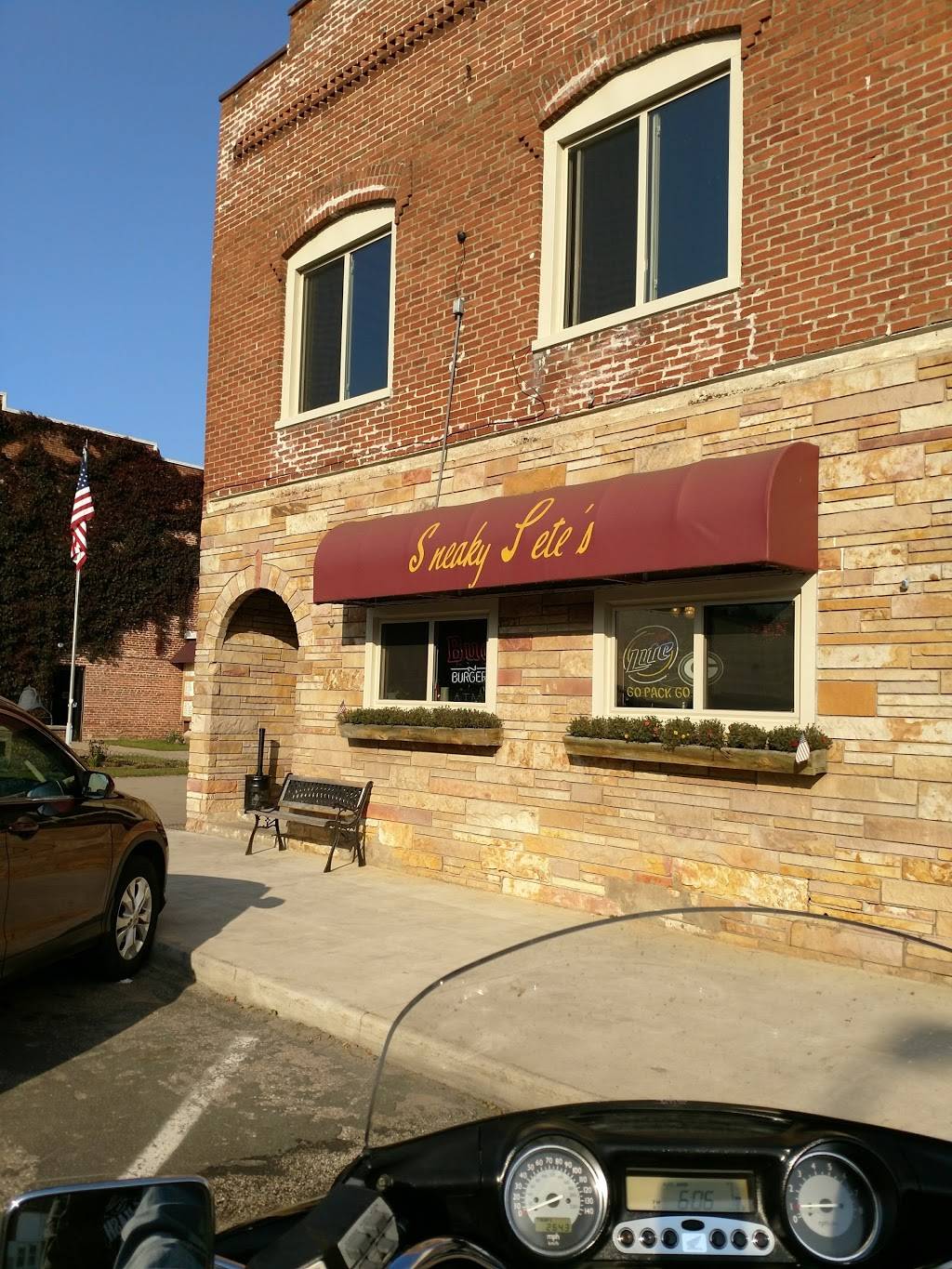 Sneaky Petes Bar & Grill | restaurant | 122 S Main St, Hancock, WI 54943, USA | 7152495111 OR +1 715-249-5111