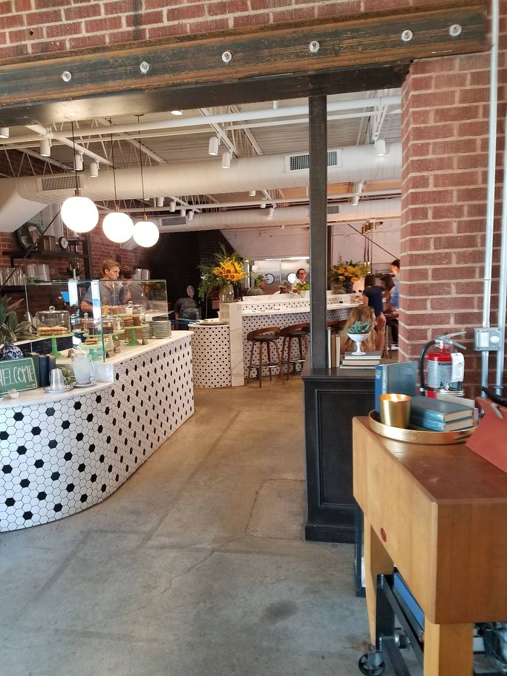 The Halls Pizza Kitchen | restaurant | 1004 N Hudson Ave #106, Oklahoma City, OK 73105, USA | 4056001991 OR +1 405-600-1991