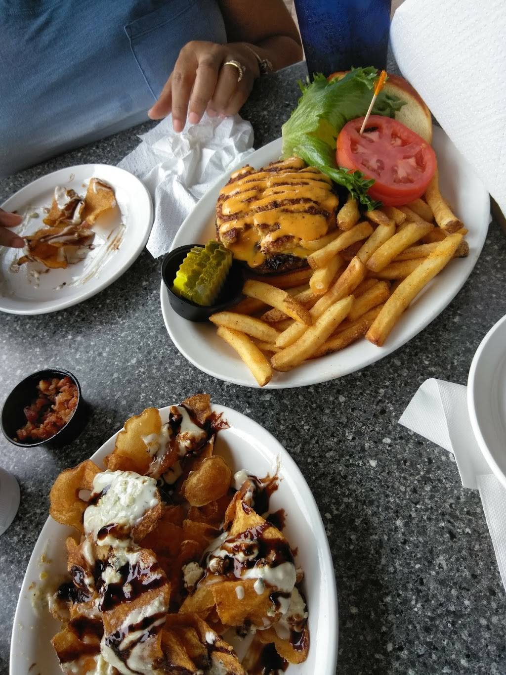 Gators Dockside | restaurant | 13701 S John Young Pkwy, Orlando, FL 32837, USA | 4079851790 OR +1 407-985-1790