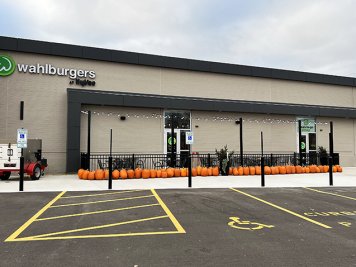 Wahlburgers@ Hy-Vee | restaurant | 4200 WI-16, La Crosse, WI 54601, USA | 6086686600 OR +1 608-668-6600