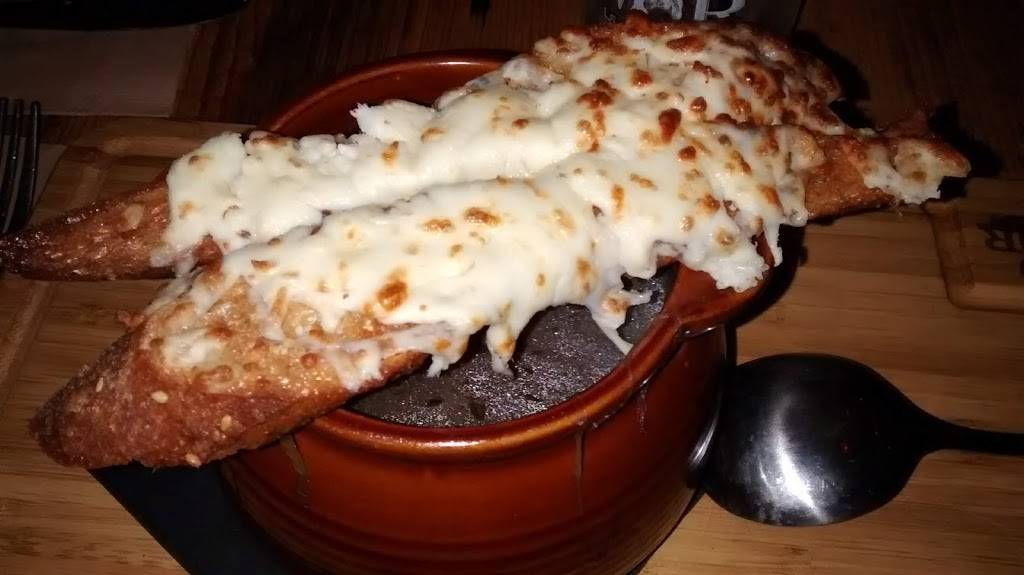 Le White Rabbit | restaurant | 2965 Rue Picard, Saint-Hyacinthe, QC J2S 1H2, Canada | 4507737178 OR +1 450-773-7178