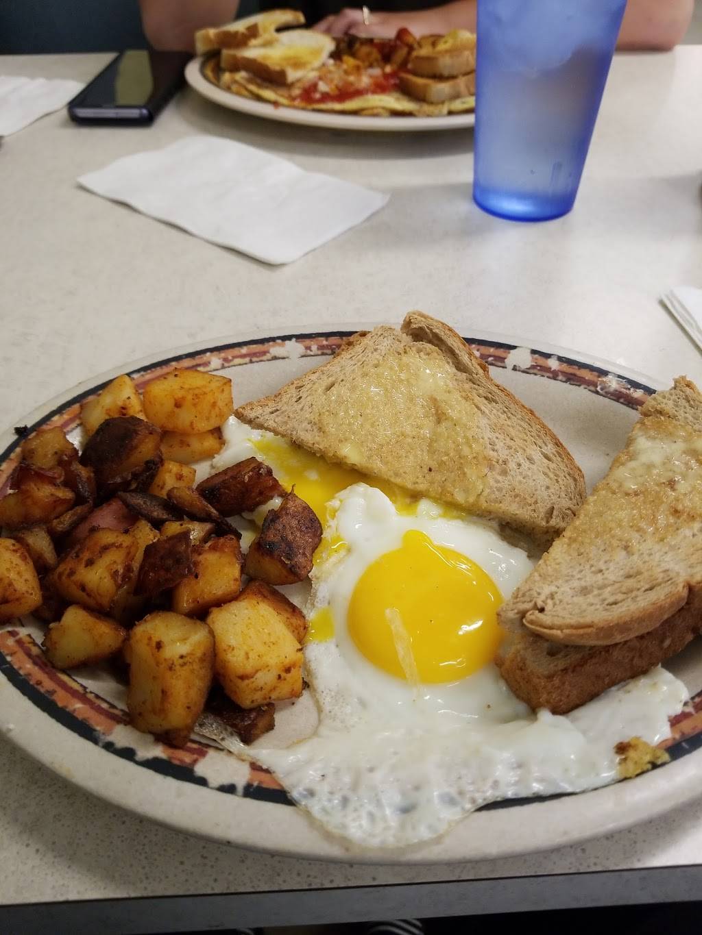 Eggs-Up Family Restaurant | restaurant | 2378 Mendon Road, Cumberland, RI 02864, USA | 4016582424 OR +1 401-658-2424