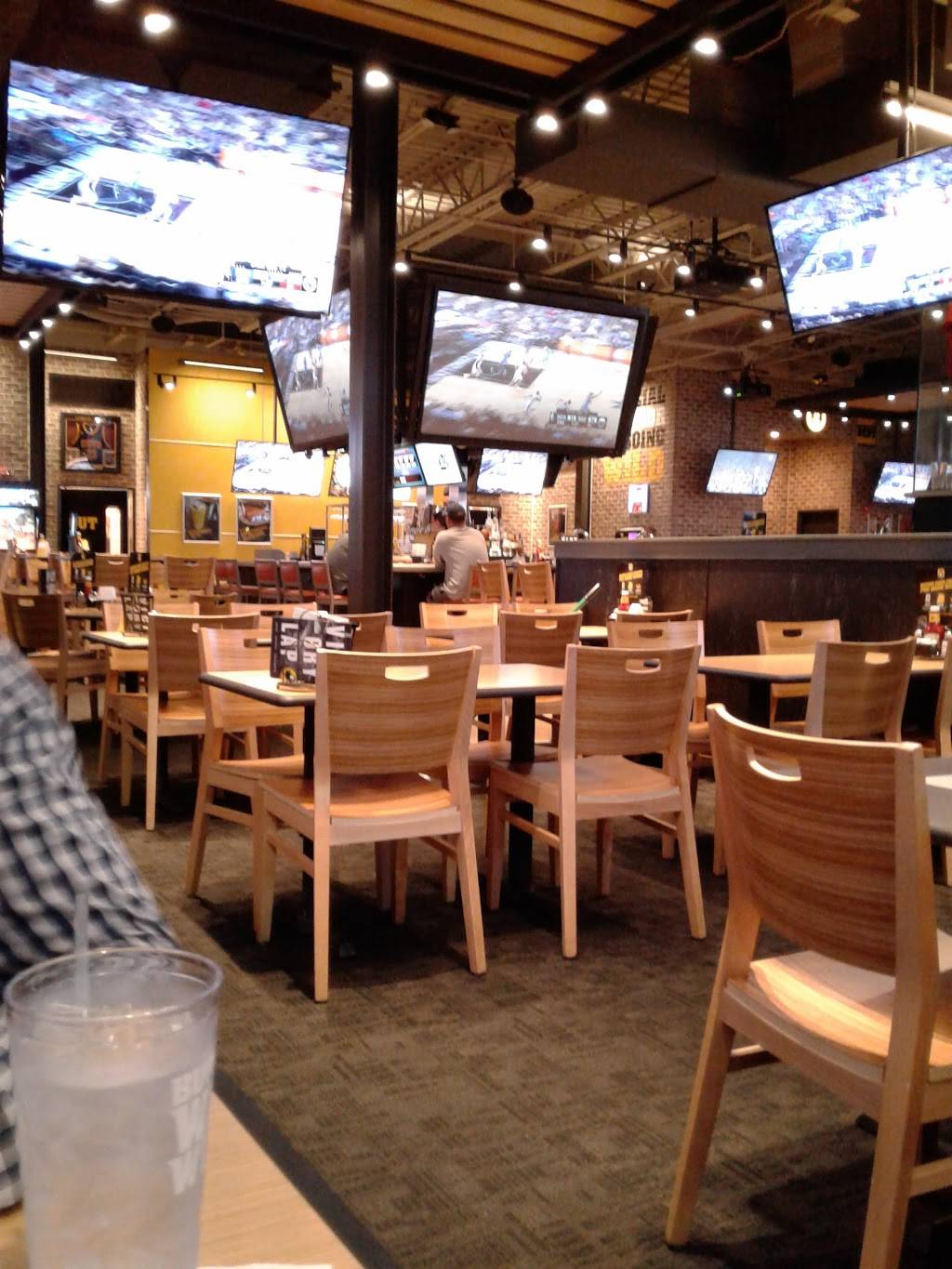 Buffalo Wild Wings | restaurant | 807 Polaris Pkwy, Westerville, OH 43082, USA | 6145233855 OR +1 614-523-3855