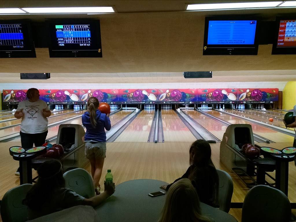 Bowlero Lanes | restaurant | 12470 IL-108, Carlinville, IL 62626, USA | 2178549208 OR +1 217-854-9208