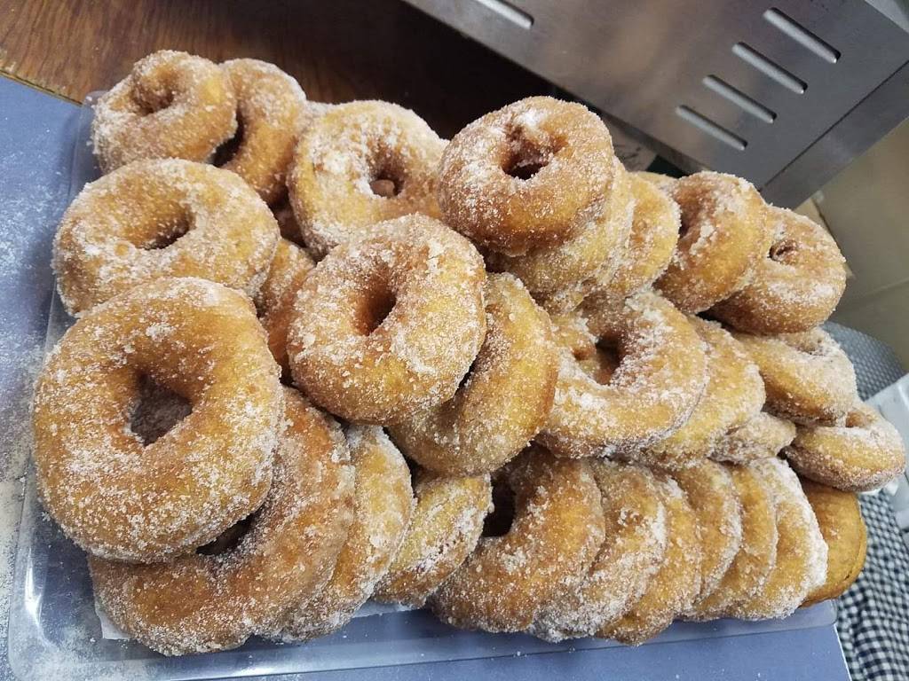 Lindys Country Store | restaurant | 405 Middle Rd, Brentwood, NH 03833, USA | 6036428101 OR +1 603-642-8101