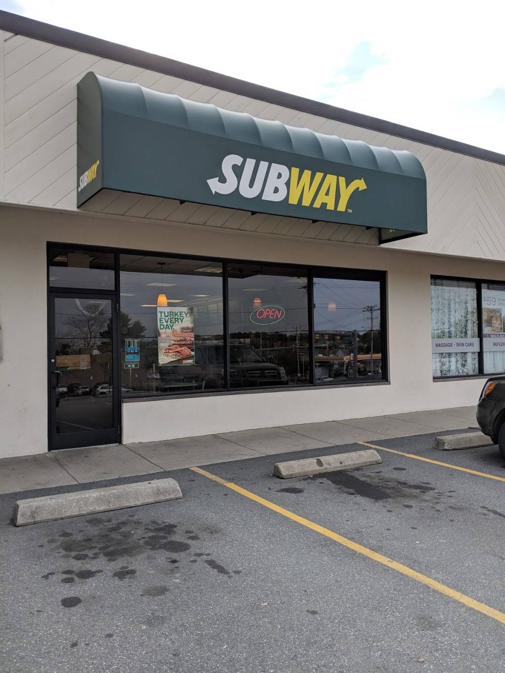Subway | restaurant | 238 E Main St, Middletown, RI 02842, USA | 4018477670 OR +1 401-847-7670