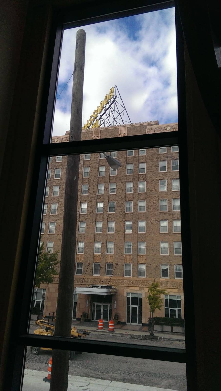 Ambassador Inn | restaurant | 2301 W Wisconsin Ave, Milwaukee, WI 53233, USA | 4143420000 OR +1 414-342-0000