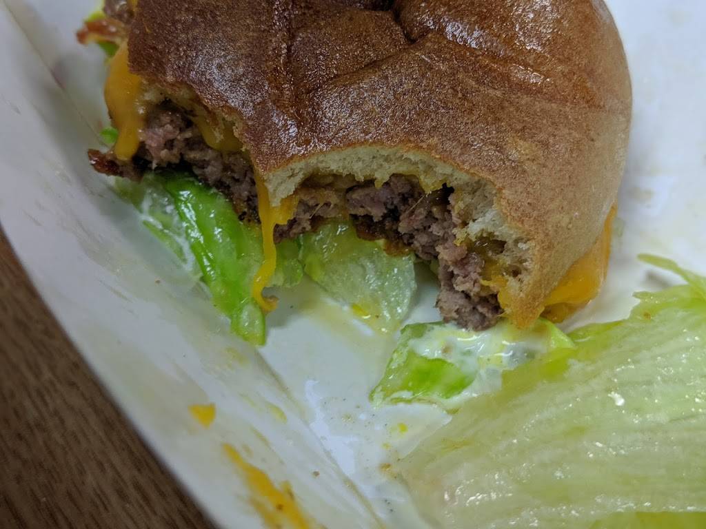 Squeez Inn | restaurant | 404 Hwy RB, Stockton, MO 65785, USA | 4172766302 OR +1 417-276-6302