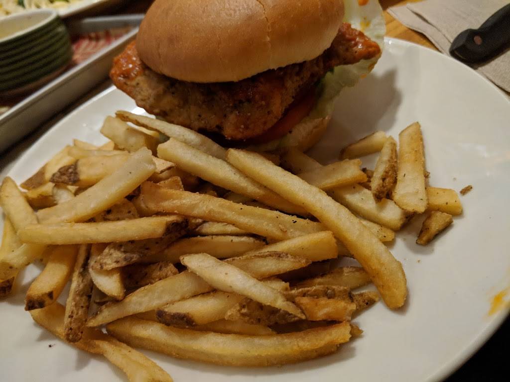 Applebees Grill + Bar | restaurant | 300 Motor Pkwy, Brentwood, NY 11717, USA | 6312314190 OR +1 631-231-4190